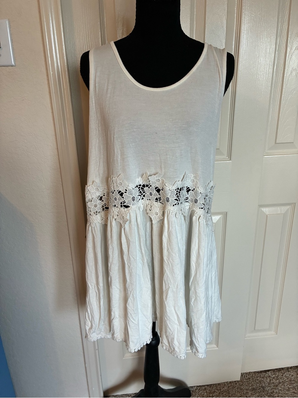 Three Bird Nest White Sleeveless Crochet Waist Tunic
